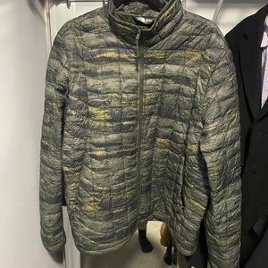 Men’s North Face puffer jacket